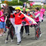 Anders Malmrot delade ut en rosa elitloppsbiljett Anders Malmrot som delade ut en rosa elitloppsbiljett