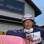 Inför V86: Debut på svensk mark Reijo Liljendahl visar upp ett spännande nyförvärv i V86. Det fyraåriga stoet Matter of Fact har tävlat i USA som två- och treåring och gör nu debut på svensk mark. – Det är en fin märr som har visat bra kvaliteter. Hon kan duga i lite större lopp i sommar, säger Reijo. Onsdagens V86-omgång delas mellan Bergsåker och Solvalla. På huvudstadsbanan visar en flyfotad amerikanska upp sig för den svenska publiken för första gången. Det handlar om det USA-födda stoet Matter of Fact som nu gör första starten för sin nya tränare Reijo Liljendahl. Hästen tränades tidigare av Marcus Melander i New Jersey men Reijo har haft koll på henne hela tiden då han ropade in Matter of Fact på auktionen i Harrisburg som ettåring. Hon kostade 25 000 dollar och har under sin karriär i USA tagit tre segrar, två andra- och en tredjeplats, samt sprungit in 693 302 kronor. – Matter of Fact (V86-2) har jag haft kontrollen över sedan jag köpte henne i Harrisburg. Jag har även varit över och kört snabbjobb med henne hos Marcus där vi har haft totalt fem hästar. Matter of Fact är en rätt så fin märr som har visat bra kvaliteter och är startsnabb, säger Reijo Liljendahl. – Hon gjorde inte så många starter som tvååring men gjorde det skapligt och var ännu bättre i fjol som treåring. Hon startade mestadels på tusenmeters banor och vann lopp både från ledningen, open stretch och bakifrån. – Hon var inte någon bland de bättre treårsstona i USA men hon gick bra i alla fall. Hästen kom till mig i september i fjol och har fått vintern på sig med mycket grundträning. Hon har även varit inne på Solvalla två gånger och gått 1.22 som snabbast över full distans. Det verkar bra, hon är stark och rejäl och jag är nöjd med henne. Nu är det dags att börja starta. ”Defensivt upplägg – är inte hennes huvuduppgift” Matter of Fact startar i den andra V86-avdelningen och har spår åtta bakom startbilen. Distansen är 1640 meter och hon körs av Erik Adielsson. Även om tränare Liljendahl är nöjd med sin häst låter det inte som att det blir något offensivt upplägg. – Det är dåligt läge och vi tar det lite försiktigt därifrån. Det kommer att bli ett defensivt upplägg för det här är inte hennes huvuduppgift. Jag tror nog att hon kommer att duga bra i lite större lopp framåt sommaren och hon har inte startat på länge. – Jag tror att hon gör en vettig insats men är halvdåligt påläst när det gäller motståndet. Även om hon inte är snabbvässad på något vis tycker jag ändå inte att man kan räkna bort henne. Det blir jänkarvagn och öppet huvudlag som hon har gått med i USA, säger Reijo. ”Har inte fått utdelning på sitt kunnande” Solvalla-tränaren har ytterligare en häst till start inom V86. Det är Ti Amo Face i den sjätte avdelningen som startar från spår sju i voltstart för Erik Adielsson. Ekipaget såg ut att gå mot segern senast men åkte snöpligt dit precis på mållinjen. – Ti Amo Face (V86-6) gick bra senast och höll sig lugn i ledningen över 3100 meter. Det blev stenhårt i mål och lite klurigt för jag tror att Erik körde mot Örjan som satt i rygg och ville inte släppa ut honom. Nu kom det en snabbt långt ut istället och slog av henne på linjen. – Hästen är annars i rätt så bra form men har inte riktigt fått utdelning på sitt kunnande. Jag hoppas att hon blommar ut under året när hon kan tävla barfota. Det blir vanlig vagn nu istället för jänkarvagn eftersom det är voltstart. Annars inga ändringar och jag tycker inte att hon är borta, säger Reijo Liljendahl. Michael Carlsson, Kanal 75