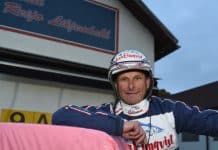 Inför V86: Debut på svensk mark Reijo Liljendahl visar upp ett spännande nyförvärv i V86. Det fyraåriga stoet Matter of Fact har tävlat i USA som två- och treåring och gör nu debut på svensk mark. – Det är en fin märr som har visat bra kvaliteter. Hon kan duga i lite större lopp i sommar, säger Reijo. Onsdagens V86-omgång delas mellan Bergsåker och Solvalla. På huvudstadsbanan visar en flyfotad amerikanska upp sig för den svenska publiken för första gången. Det handlar om det USA-födda stoet Matter of Fact som nu gör första starten för sin nya tränare Reijo Liljendahl. Hästen tränades tidigare av Marcus Melander i New Jersey men Reijo har haft koll på henne hela tiden då han ropade in Matter of Fact på auktionen i Harrisburg som ettåring. Hon kostade 25 000 dollar och har under sin karriär i USA tagit tre segrar, två andra- och en tredjeplats, samt sprungit in 693 302 kronor. – Matter of Fact (V86-2) har jag haft kontrollen över sedan jag köpte henne i Harrisburg. Jag har även varit över och kört snabbjobb med henne hos Marcus där vi har haft totalt fem hästar. Matter of Fact är en rätt så fin märr som har visat bra kvaliteter och är startsnabb, säger Reijo Liljendahl. – Hon gjorde inte så många starter som tvååring men gjorde det skapligt och var ännu bättre i fjol som treåring. Hon startade mestadels på tusenmeters banor och vann lopp både från ledningen, open stretch och bakifrån. – Hon var inte någon bland de bättre treårsstona i USA men hon gick bra i alla fall. Hästen kom till mig i september i fjol och har fått vintern på sig med mycket grundträning. Hon har även varit inne på Solvalla två gånger och gått 1.22 som snabbast över full distans. Det verkar bra, hon är stark och rejäl och jag är nöjd med henne. Nu är det dags att börja starta. ”Defensivt upplägg – är inte hennes huvuduppgift” Matter of Fact startar i den andra V86-avdelningen och har spår åtta bakom startbilen. Distansen är 1640 meter och hon körs av Erik Adielsson. Även om tränare Liljendahl är nöjd med sin häst låter det inte som att det blir något offensivt upplägg. – Det är dåligt läge och vi tar det lite försiktigt därifrån. Det kommer att bli ett defensivt upplägg för det här är inte hennes huvuduppgift. Jag tror nog att hon kommer att duga bra i lite större lopp framåt sommaren och hon har inte startat på länge. – Jag tror att hon gör en vettig insats men är halvdåligt påläst när det gäller motståndet. Även om hon inte är snabbvässad på något vis tycker jag ändå inte att man kan räkna bort henne. Det blir jänkarvagn och öppet huvudlag som hon har gått med i USA, säger Reijo. ”Har inte fått utdelning på sitt kunnande” Solvalla-tränaren har ytterligare en häst till start inom V86. Det är Ti Amo Face i den sjätte avdelningen som startar från spår sju i voltstart för Erik Adielsson. Ekipaget såg ut att gå mot segern senast men åkte snöpligt dit precis på mållinjen. – Ti Amo Face (V86-6) gick bra senast och höll sig lugn i ledningen över 3100 meter. Det blev stenhårt i mål och lite klurigt för jag tror att Erik körde mot Örjan som satt i rygg och ville inte släppa ut honom. Nu kom det en snabbt långt ut istället och slog av henne på linjen. – Hästen är annars i rätt så bra form men har inte riktigt fått utdelning på sitt kunnande. Jag hoppas att hon blommar ut under året när hon kan tävla barfota. Det blir vanlig vagn nu istället för jänkarvagn eftersom det är voltstart. Annars inga ändringar och jag tycker inte att hon är borta, säger Reijo Liljendahl. Michael Carlsson, Kanal 75