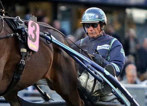 Stig H Johansson sparkad ur vagnen på Solvalla