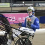 Inför V86: Lövdal högaktuell på båda banorna – ”Alla mina tre kan vinna” andreas lovdal glad bakom e.l.jetpack 1440x935 jpg