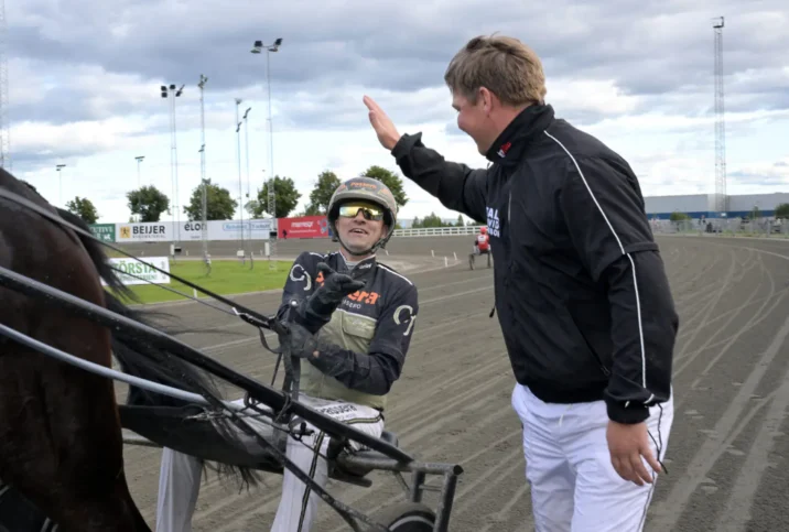 carl johan jepson och david persson high five 1440x971 jpg