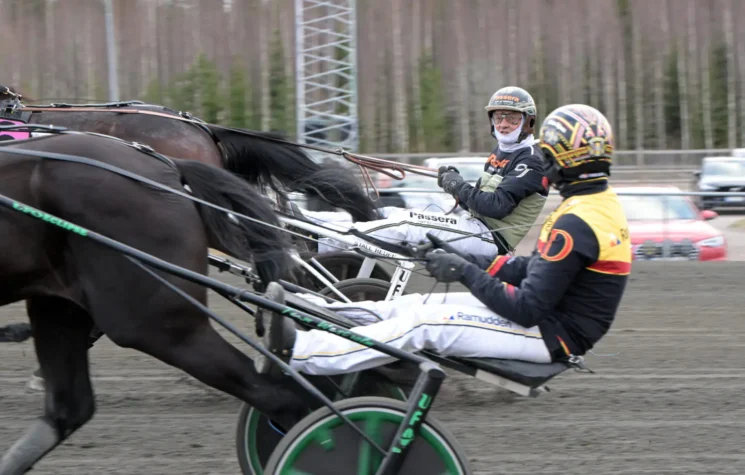 carl johan jepson och mats e djuse tittar pa varandra over mal 1440x919 jpg