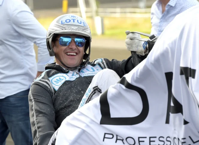 robert bergh glad i segerdefilering 1440x1048 jpg