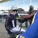 Allsvenska kuskligan: Ohlsson flitig till vinnarcirkeln ulf ohlsson hoppar upp i sulky efter seger 1440x999 jpg