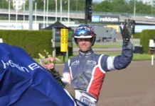 Inför V86: ”Har tagit enorma kliv – från ledningen är det hästen att slå” anders eriksson vinkar bakom tyson renegade 1440x929 jpg