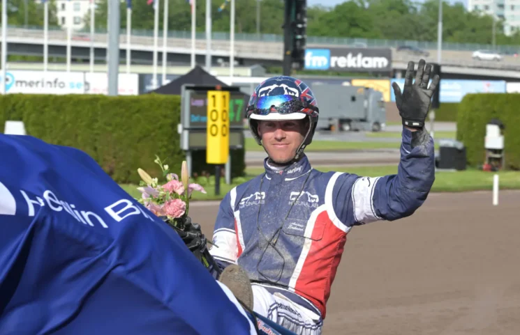 anders eriksson vinkar bakom tyson renegade 1440x929 jpg