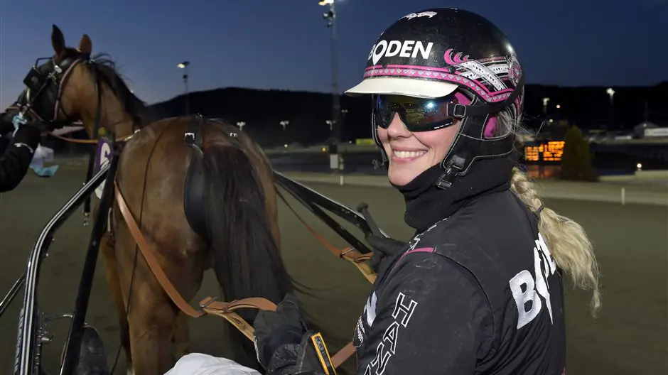 hanna olofsson glad bakom la norna jpg