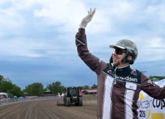 daniel reden vinkar till publiken 1440x954 jpg