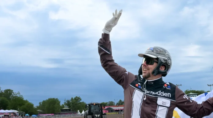 daniel reden vinkar till publiken 1440x954 jpg