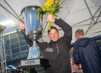 Inför V85 AXEVALLA (lördag): David Persson mot nya segerpokaler david persson med bucklan 1440x960 jpg