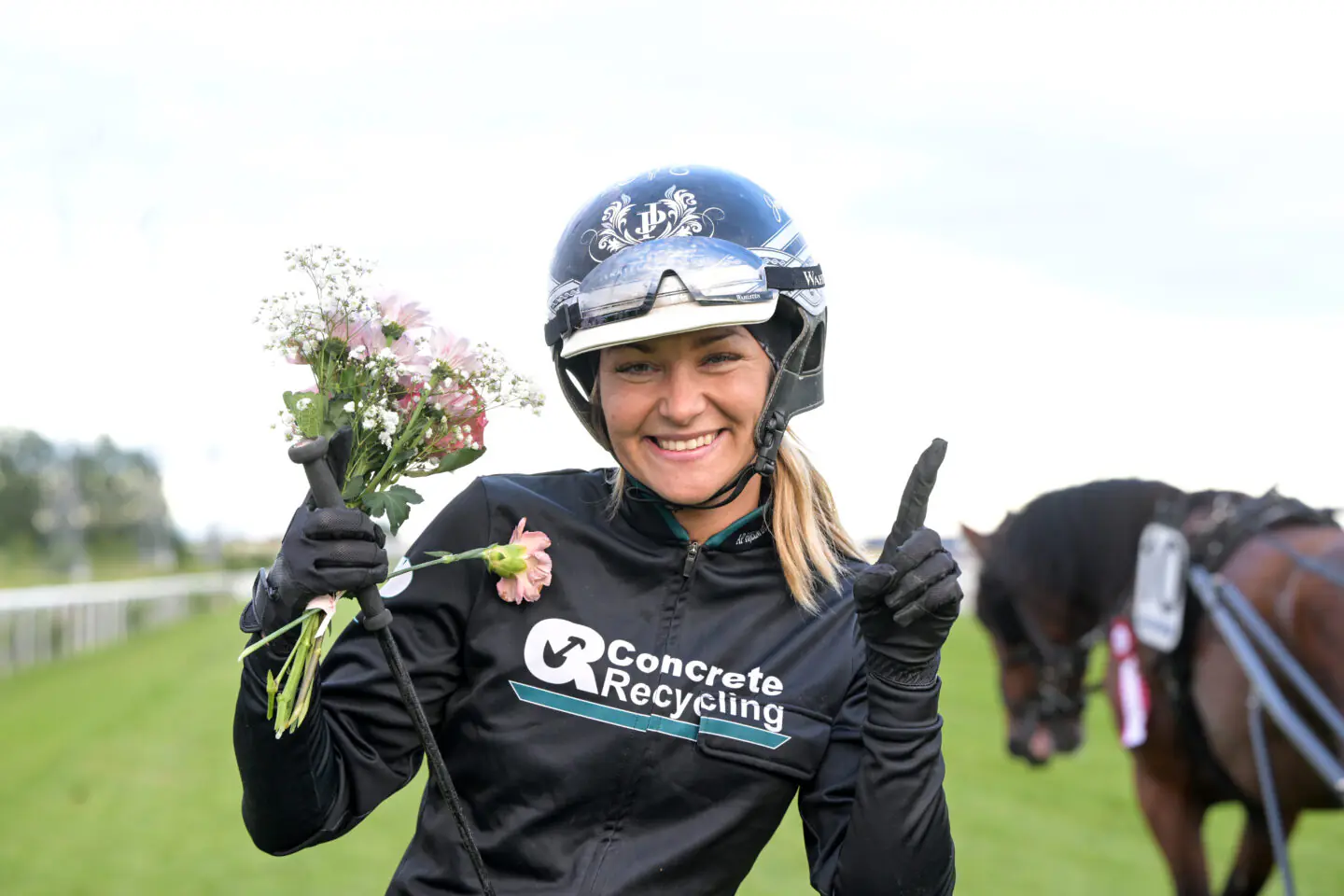 jennifer persson med blommor 1440x960 jpg