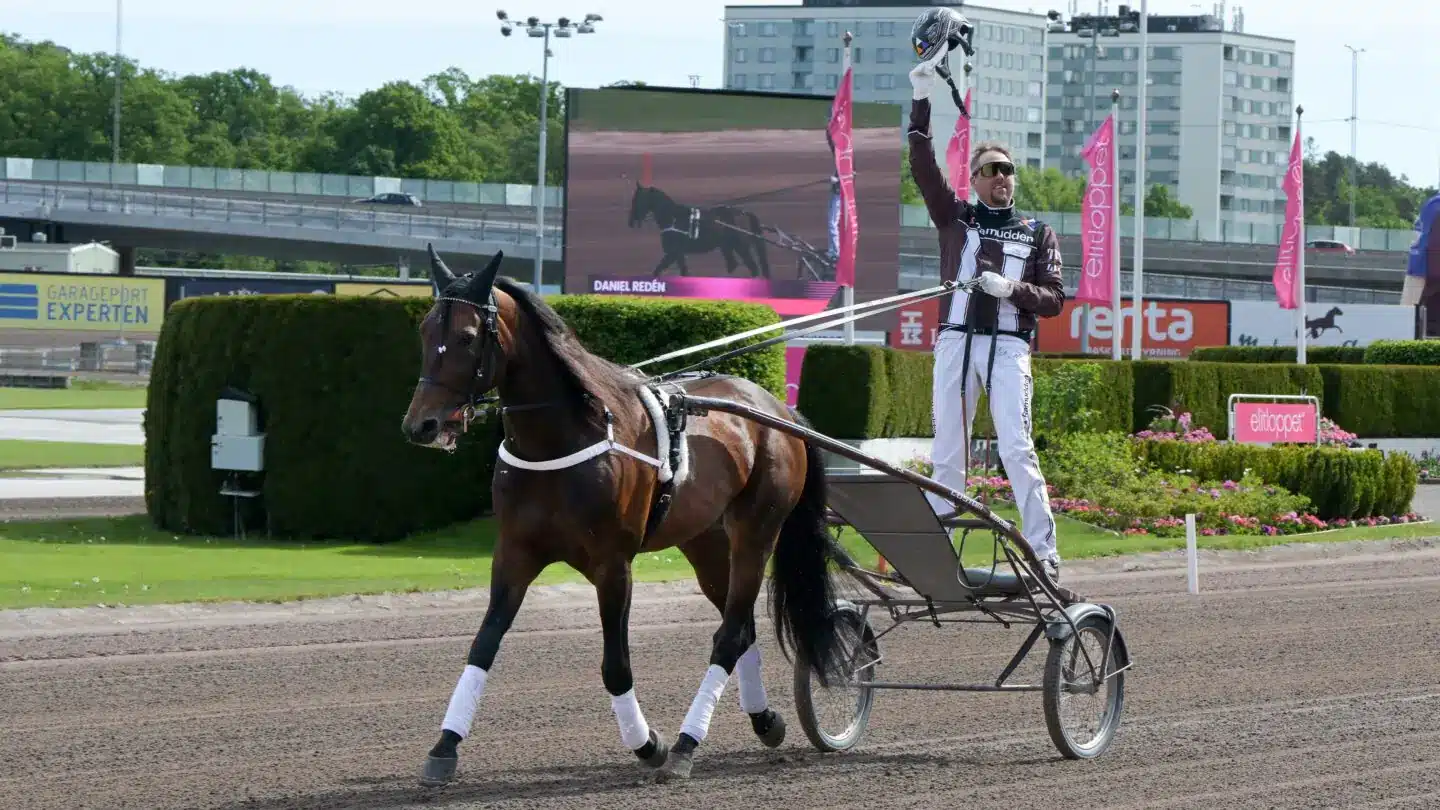 daniel reden star upp i vagnen bakom francesco zet 1440x810 jpg